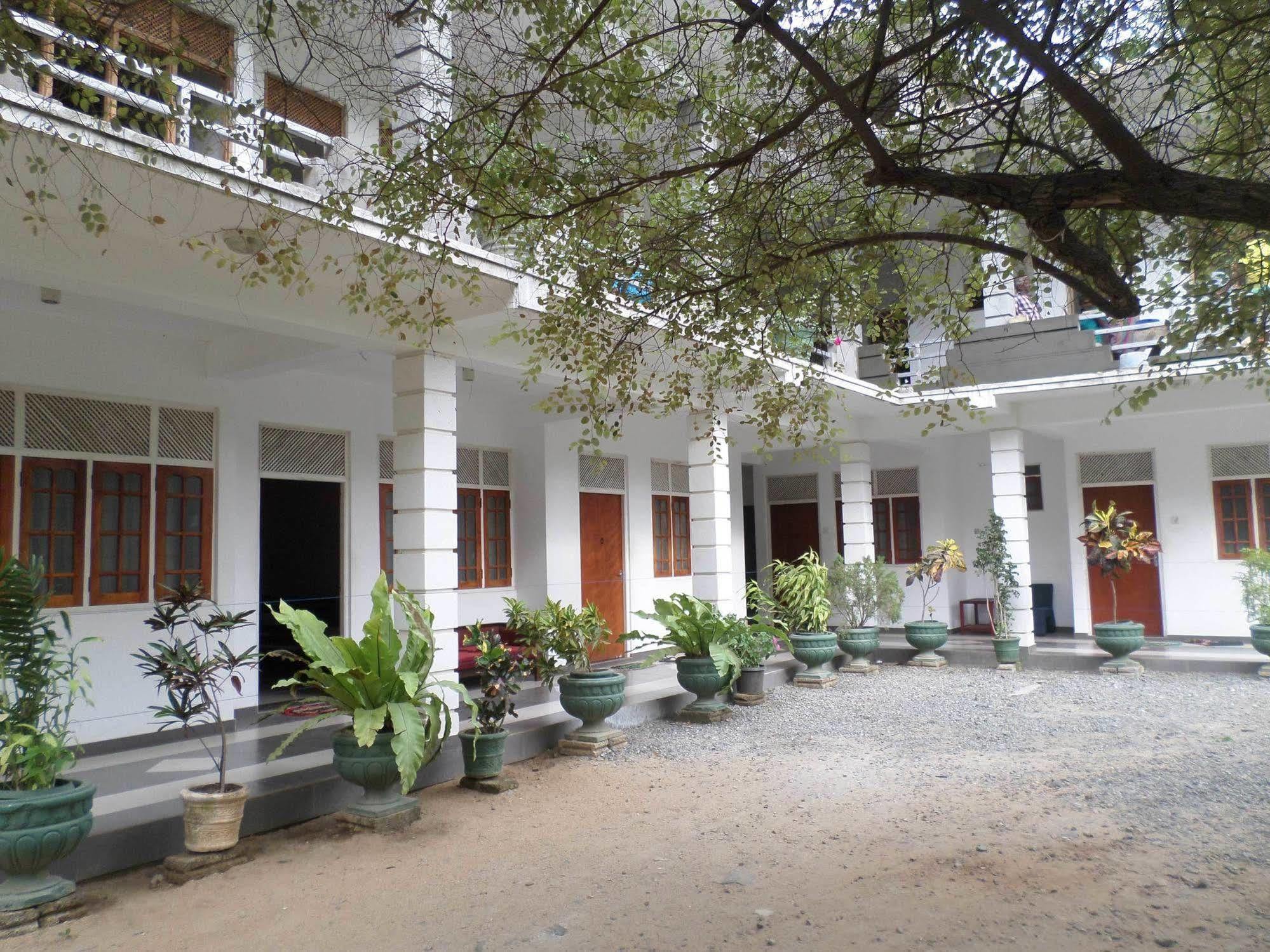 Hotel Senora Kataragama Buitenkant foto