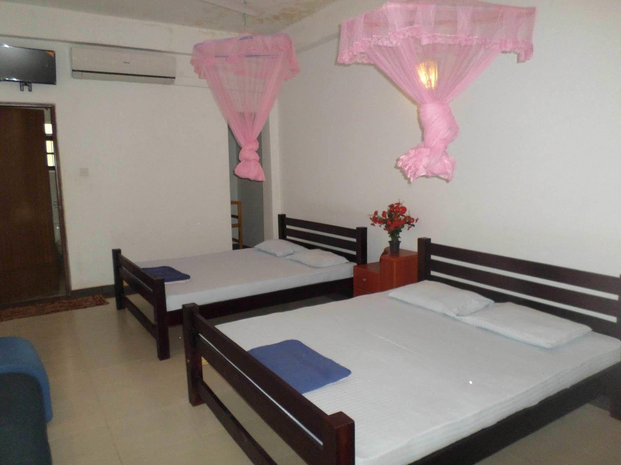 Hotel Senora Kataragama Buitenkant foto