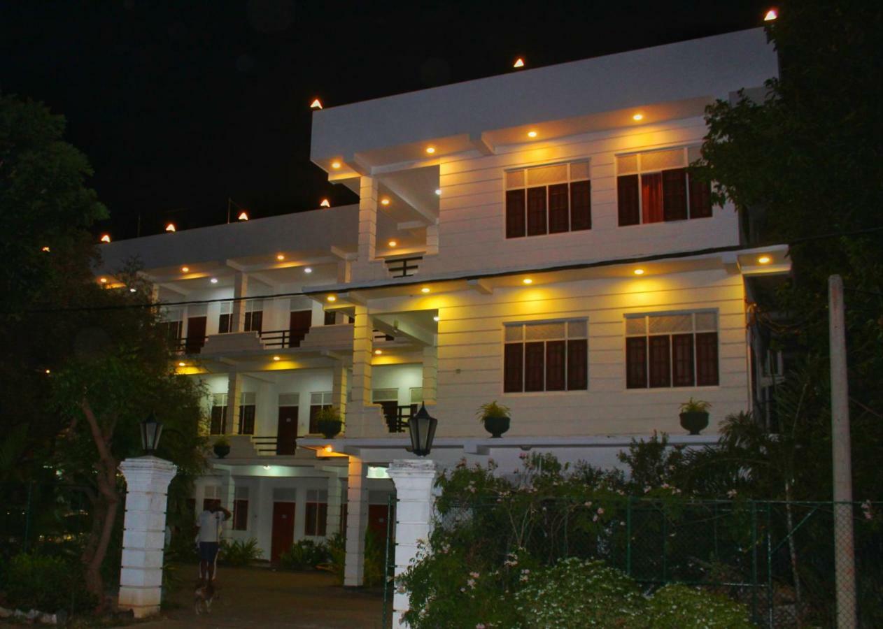 Hotel Senora Kataragama Buitenkant foto
