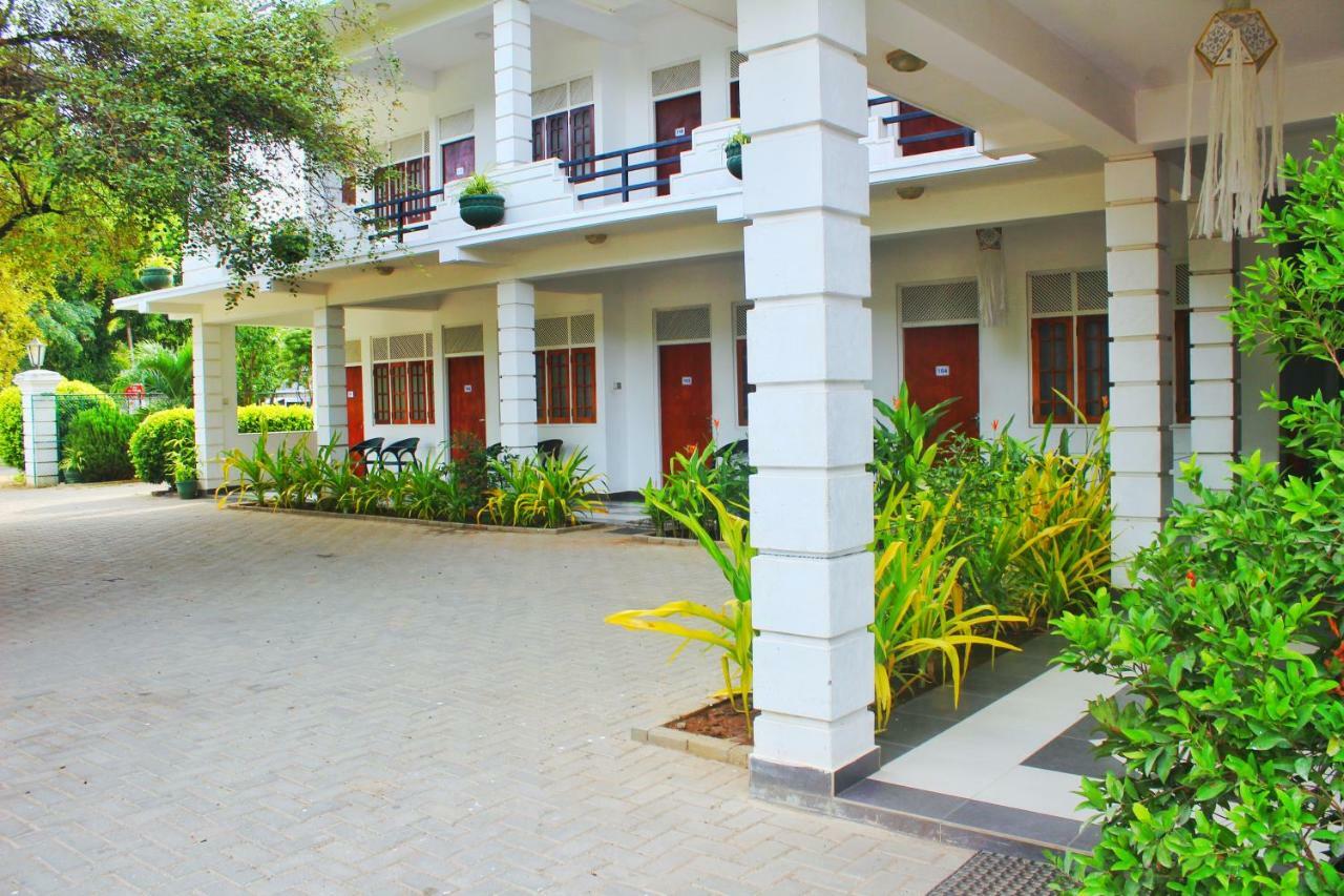 Hotel Senora Kataragama Buitenkant foto